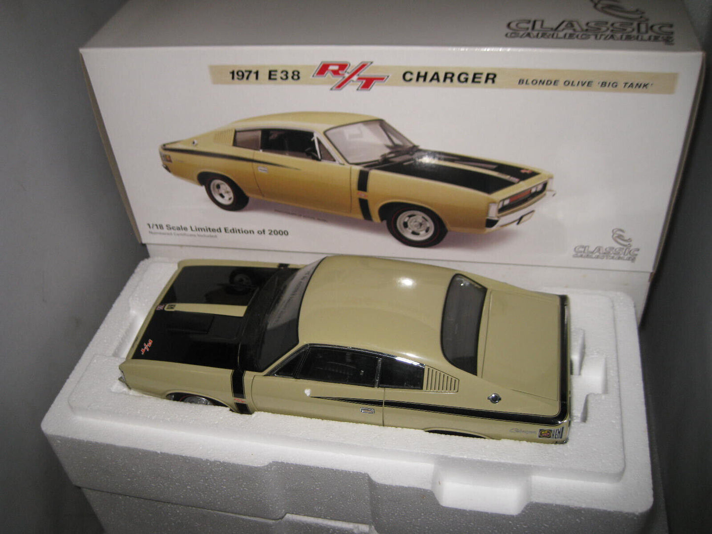 CLASSIC 1/18  VALIANT CHARGER E38 R/T BIG TANK BLONDE OLIVE #18369 OLD STOCK