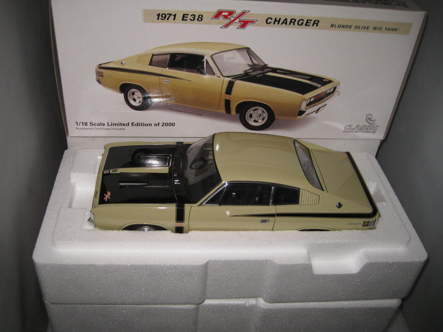 CLASSIC 1/18  VALIANT CHARGER E38 R/T BIG TANK BLONDE OLIVE #18369 OLD STOCK