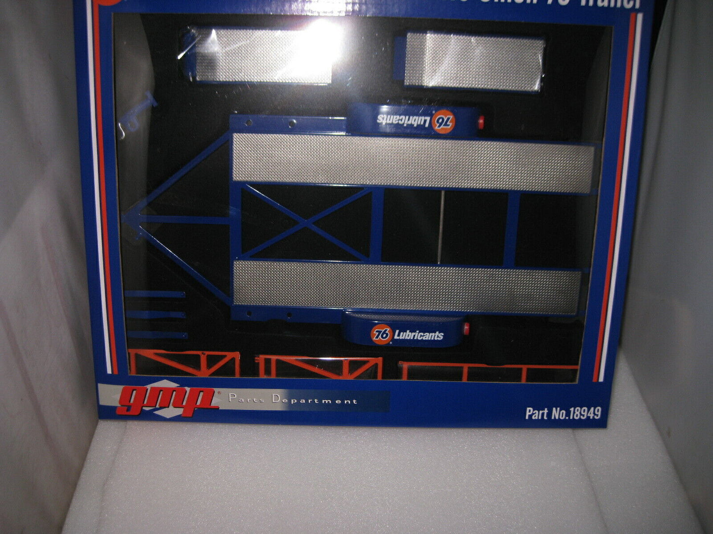GMP 1/18 PARTS DEPARTMENT UNION 76 TRAILER  #18949  SUIT  DISPLAY OR DIORAMA